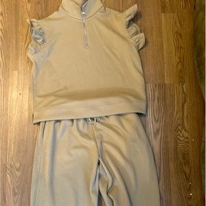 XL! Khaki women’s capri loungewear outfit!